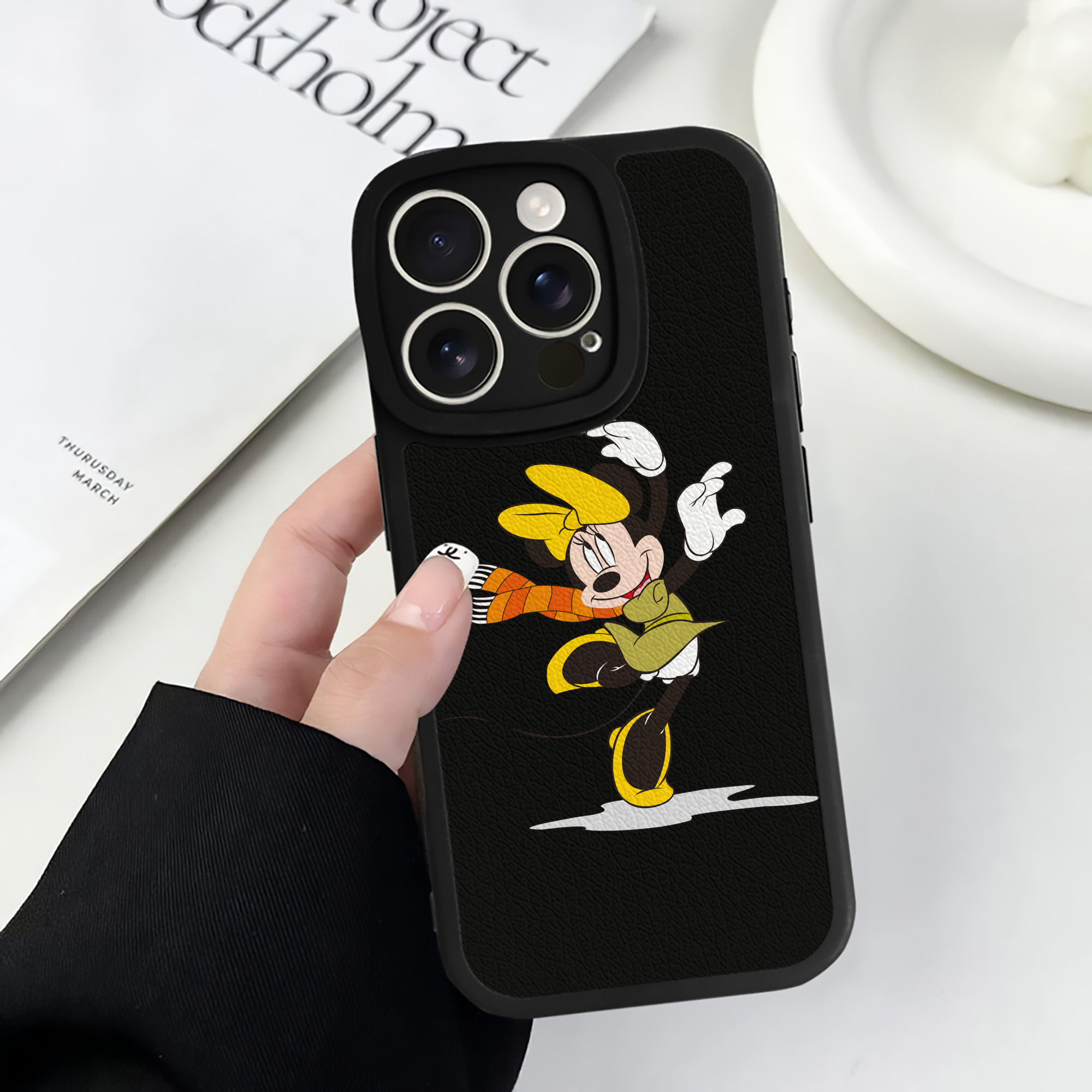 （画像用） ミッキーマウス Mickey Mouse 【iPhone 16シリーズ対応】シリコンスマホケース（レザー調） 材質：シリコン